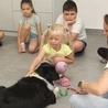 Suczka Coco była wobec najmłodszych bardzo cierpliwa.