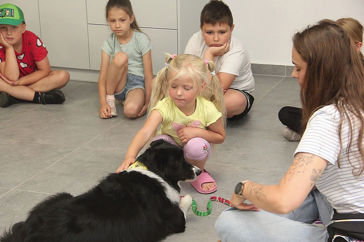 Suczka Coco była wobec najmłodszych bardzo cierpliwa.