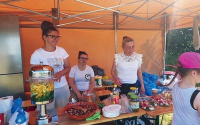 Na biwakowiczów czekają sałatki, ciasto i pieczyste z grilla. 