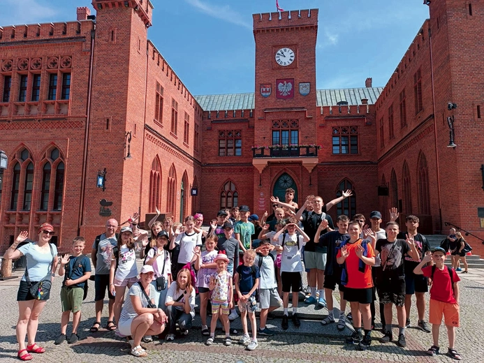 Grupa kolonistów przed kołobrzeskim ratuszem. 