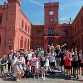 Grupa kolonistów przed kołobrzeskim ratuszem. 