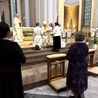 Wdowy otrzymały od bp. Adama krzyż i brewiarz.