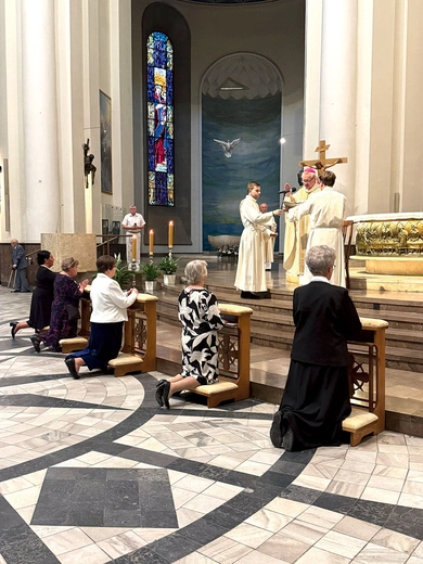 Bp Adam Wodarczyk udzielił uroczystego błogosławieństwa na znak włączenia do stanu wdów konsekrowanych. 