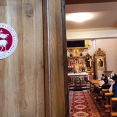 Tu znajdują ukojenie i zrozumienie w swoim  bólu.