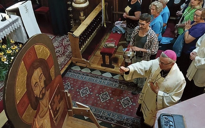 Moment poświęcenia ikony Jezusa Pantokratora przez bp. Andrzeja.