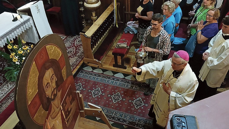 Moment poświęcenia ikony Jezusa Pantokratora przez bp. Andrzeja.