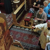 Moment poświęcenia ikony Jezusa Pantokratora przez bp. Andrzeja.
