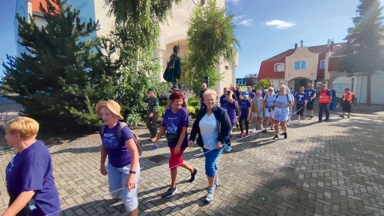 Pielgrzymka jest jak Kościół w drodze – każdy z uczestników niesie inny ciężar w sercu.
