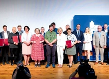 Wśród beneficjentów są zarówno włodarze miast i gmin, jak i przedstawiciele stowarzyszeń, księża i harcerze.