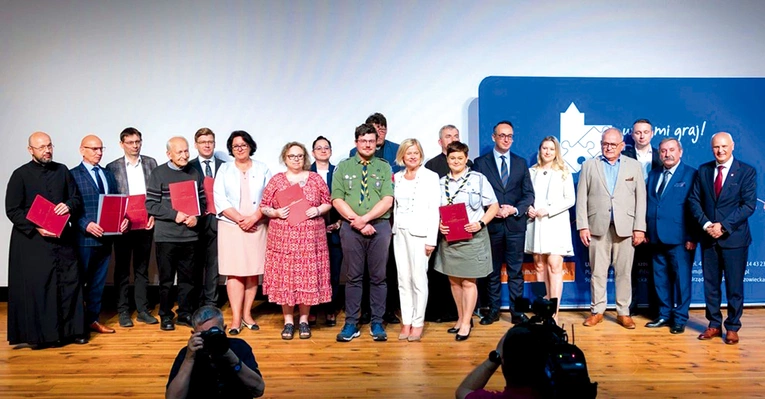 Wśród beneficjentów są zarówno włodarze miast i gmin, jak i przedstawiciele stowarzyszeń, księża i harcerze.