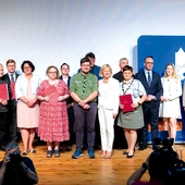 Wśród beneficjentów są zarówno włodarze miast i gmin, jak i przedstawiciele stowarzyszeń, księża i harcerze.