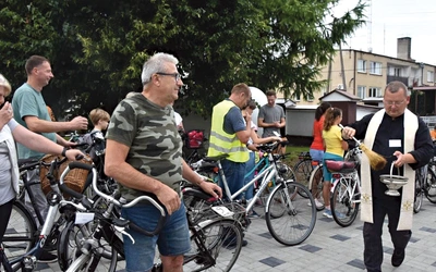 Przed wyruszeniem w drogę proboszcz poświęcił jednoślady. 