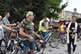 Przed wyruszeniem w drogę proboszcz poświęcił jednoślady. 