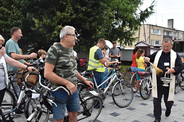 Przed wyruszeniem w drogę proboszcz poświęcił jednoślady. 