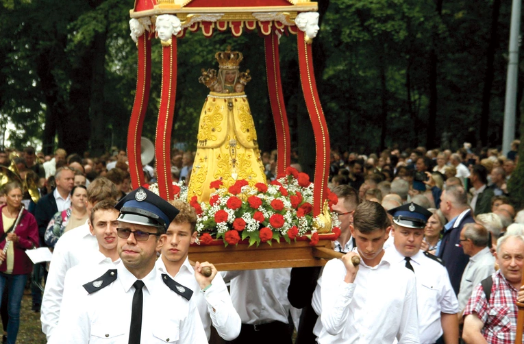 Łaskami słynąca figurka tylko raz w roku wynoszona jest z bazyliki. 