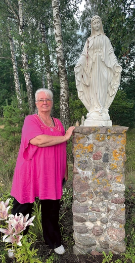 Kapliczka Matki Bożej, wotum wdzięczności pani Ireny za opiekę Maryi. – Chciałabym, aby nasi parafianie poznali życie „naszej” katarzynki – mówi.