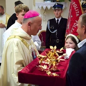 Wierni w darze dla patronki przynieśli złotą różę.