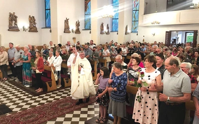 Kwiaty pobłogosławił ks. Marek  Fituch.