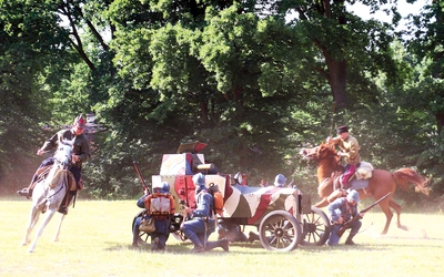 Rekonstrukcja historyczna przybliżała epizody  z wojny polsko- -bolszewickiej, w której uczestniczyły pojazdy pancerne Fordy FTB. 