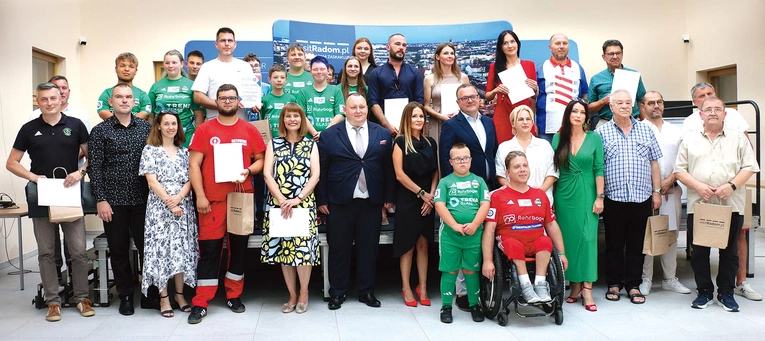 Laureaci z włodarzami miasta.