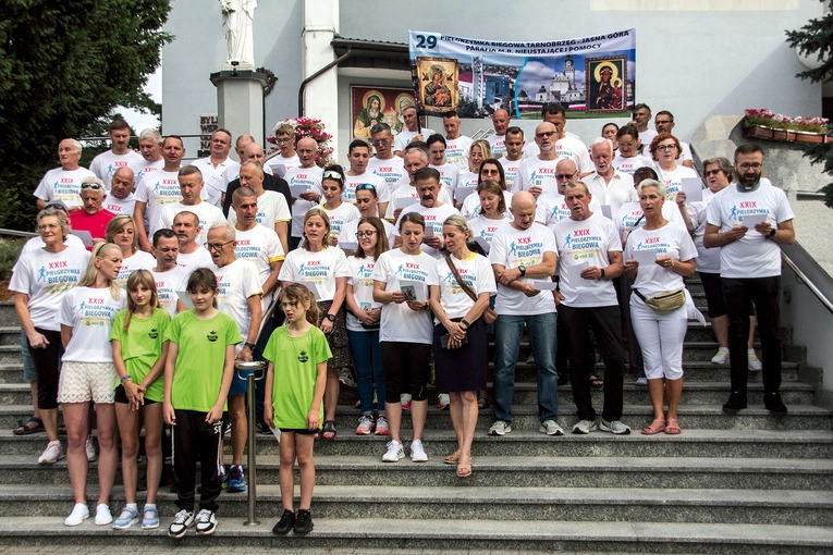 Moment odśpiewania hymnu.