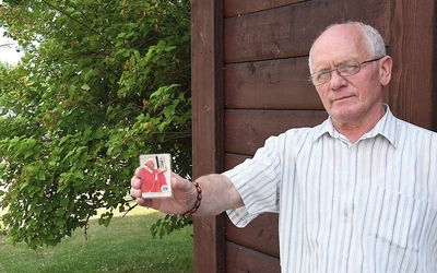 Tadeusz Więsik w portfelu nosi obrazek ze św. Janem Pawłem II, do którego nie mógł dojść w dniu przemiany, jaka się w nim dokonała. Przez lata picia nie chodził do kościoła, ale gdy mijał kapliczkę czy krzyż, unosił czapkę i odmawiał pozdrowienie ministrantów, które znał z dzieciństwa: „Króluj nam, Chryste!”.