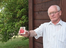 Tadeusz Więsik w portfelu nosi obrazek ze św. Janem Pawłem II, do którego nie mógł dojść w dniu przemiany, jaka się w nim dokonała. Przez lata picia nie chodził do kościoła, ale gdy mijał kapliczkę czy krzyż, unosił czapkę i odmawiał pozdrowienie ministrantów, które znał z dzieciństwa: „Króluj nam, Chryste!”.