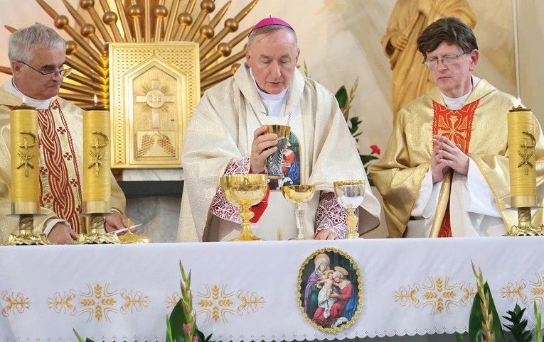 Mszy św. przewodniczył bp Andrzej Jeż. Z prawej proboszcz ks. Piotr Machnik. Na obrusie medalion z wizerunkiem patronki znany ze starej, spalonej 300 lat temu świątyni.