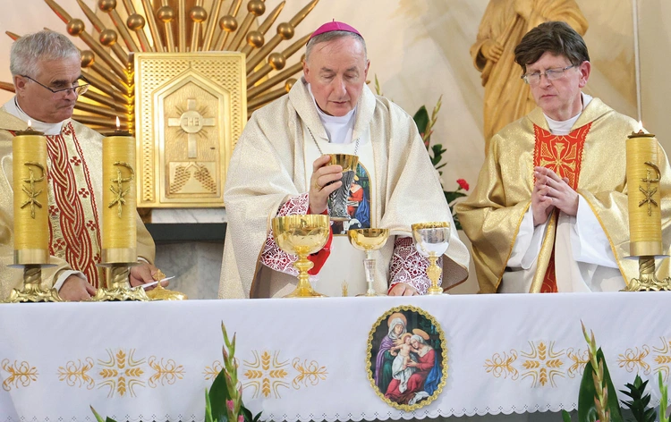 Mszy św. przewodniczył bp Andrzej Jeż. Z prawej proboszcz ks. Piotr Machnik. Na obrusie medalion z wizerunkiem patronki znany ze starej, spalonej 300 lat temu świątyni.