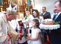 Uroczystościom przewodniczył biskup tarnowski Andrzej Jeż, którego powitała delegacja parafian, a w niej burmistrz Agnieszka Machnik i Marian Dziekan, długoletni sołtys wsi (z prawej).