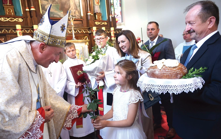 Uroczystościom przewodniczył biskup tarnowski Andrzej Jeż, którego powitała delegacja parafian, a w niej burmistrz Agnieszka Machnik i Marian Dziekan, długoletni sołtys wsi (z prawej).