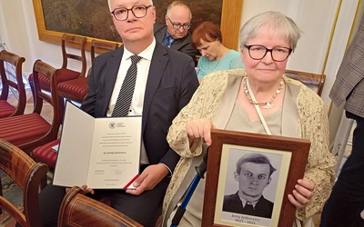Notę identyfikacyjną z rąk Karola Nawrockiego odebrała Malwina Piasecka, siostrzenica Żegoty. 