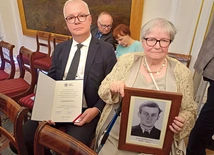 Notę identyfikacyjną z rąk Karola Nawrockiego odebrała Malwina Piasecka, siostrzenica Żegoty. 