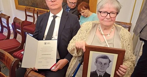Notę identyfikacyjną z rąk Karola Nawrockiego odebrała Malwina Piasecka, siostrzenica Żegoty. 