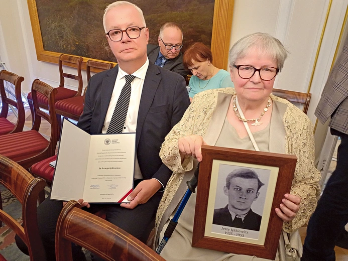 Notę identyfikacyjną z rąk Karola Nawrockiego odebrała Malwina Piasecka, siostrzenica Żegoty. 