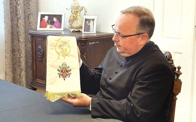 Wcześniej stuła należała do papieża Benedykta XVI