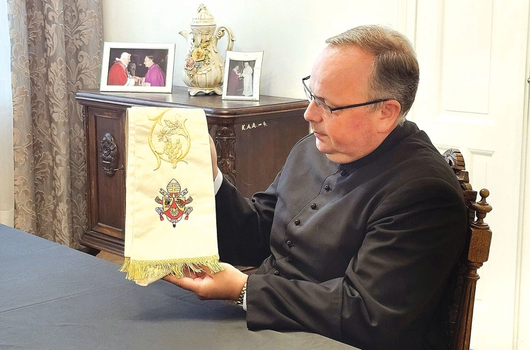 Wcześniej stuła należała do papieża Benedykta XVI