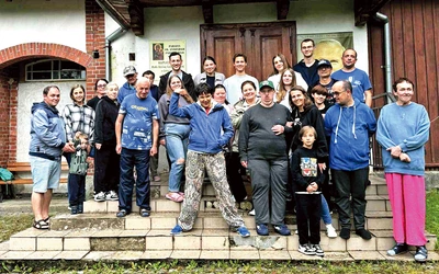 Co roku obóz wygląda podobnie. Gimnastyka, modlitwa i śniadanie, a po nim kawa na schodach przy wejściu do kaplicy. Potem pierwsza część zajęć związanych z tematem dnia, spacer, obiad i odpoczynek. Później koronka, popołudniowa kawa i druga część zajęć. W końcu Msza, kolacja, zabawa i modlitwa wieczorna.