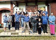 Co roku obóz wygląda podobnie. Gimnastyka, modlitwa i śniadanie, a po nim kawa na schodach przy wejściu do kaplicy. Potem pierwsza część zajęć związanych z tematem dnia, spacer, obiad i odpoczynek. Później koronka, popołudniowa kawa i druga część zajęć. W końcu Msza, kolacja, zabawa i modlitwa wieczorna.