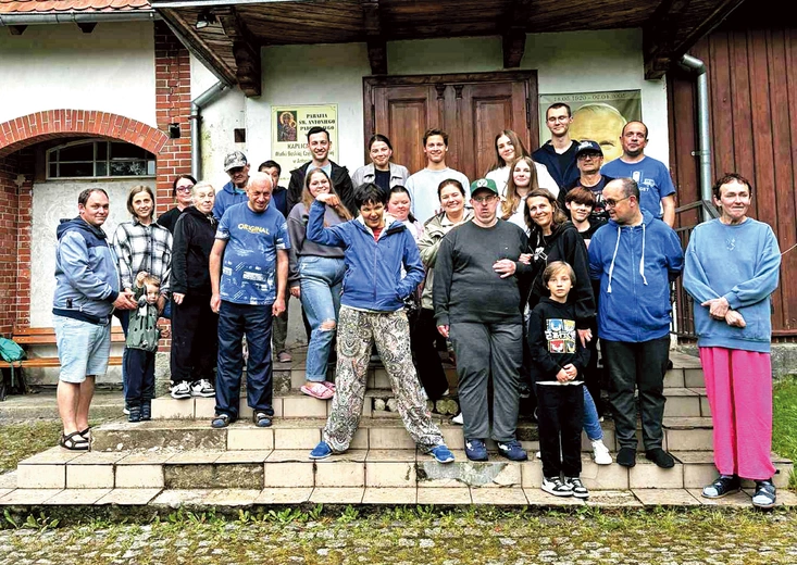 Co roku obóz wygląda podobnie. Gimnastyka, modlitwa i śniadanie, a po nim kawa na schodach przy wejściu do kaplicy. Potem pierwsza część zajęć związanych z tematem dnia, spacer, obiad i odpoczynek. Później koronka, popołudniowa kawa i druga część zajęć. W końcu Msza, kolacja, zabawa i modlitwa wieczorna.