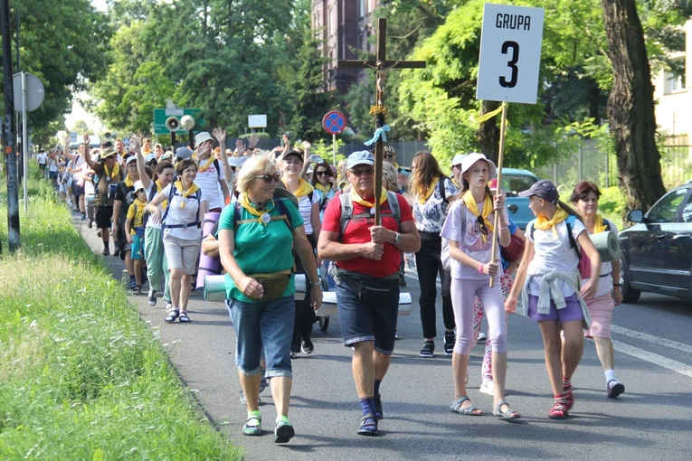 80. Pielgrzymka Rybnicka. Na Jasną Górę ruszyło prawie 1,5 tys. ludzi