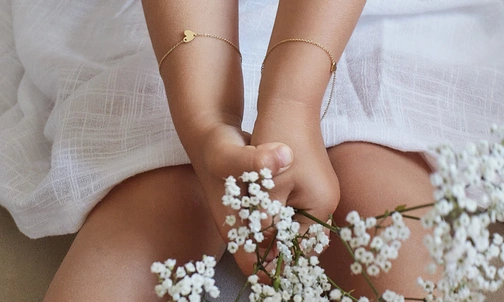 Pierwsza biżuteria w życiu: Jak wybrać dla dziecka biżuterię, która pozostanie wspomnieniem na całe życie