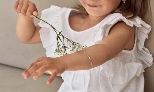 Pierwsza biżuteria w życiu: Jak wybrać dla dziecka biżuterię, która pozostanie wspomnieniem na całe życie