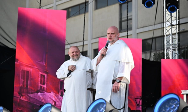 „Poproś Jezusa, by wszedł do Twego grobu” – ojcowie Szustak i Nowak w Casa Polonia