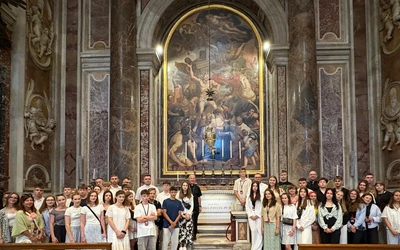 Pielgrzymi po Mszy św. sprawowanej przy grobie św. Jana Pawła II.