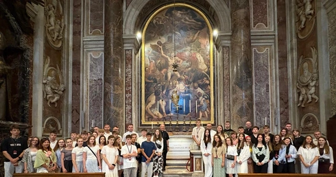 Pielgrzymi po Mszy św. sprawowanej przy grobie św. Jana Pawła II.