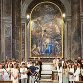 Pielgrzymi po Mszy św. sprawowanej przy grobie św. Jana Pawła II.