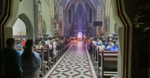 Nabożeństwo uwielbienia słowami Apokalipsy