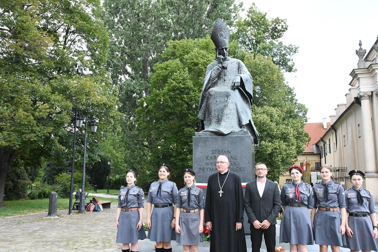 Modlitwa przed pomnikiem Prymasa Tysiąclecia
