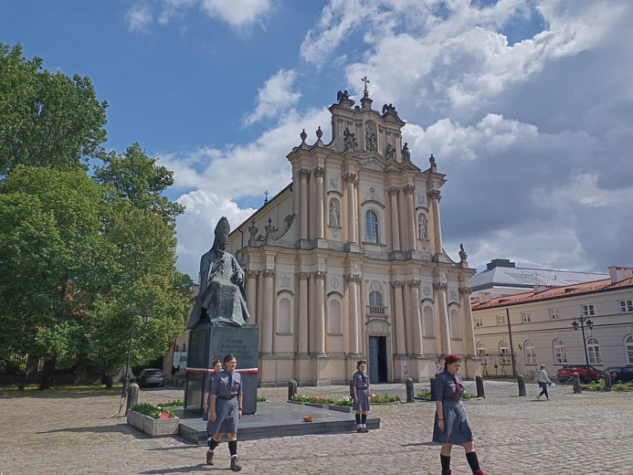 Modlitwa przed pomnikiem Prymasa Tysiąclecia
